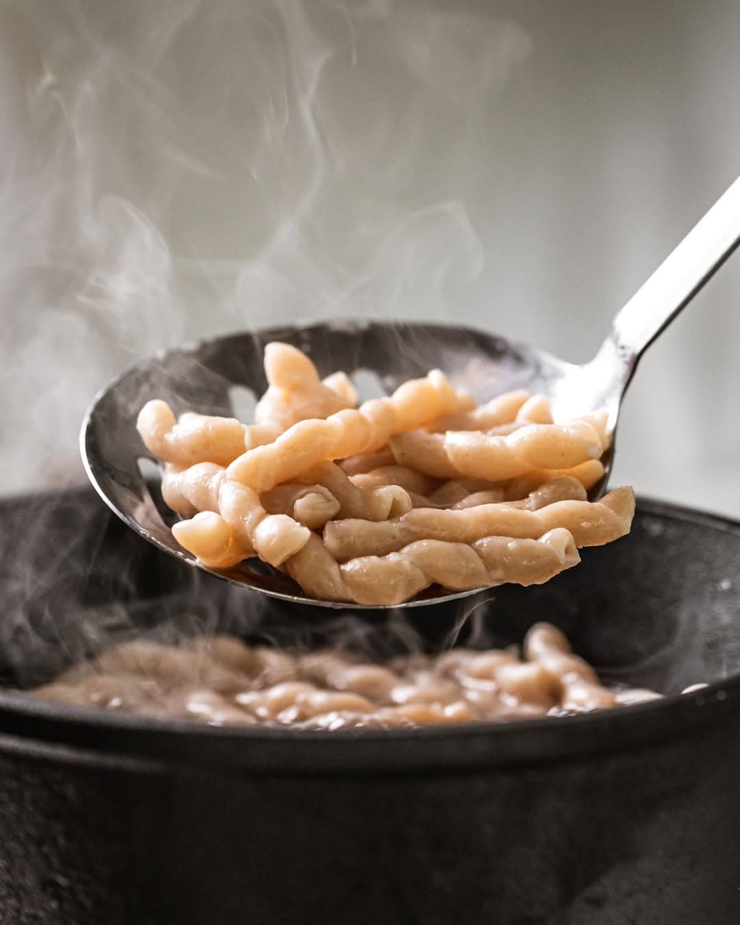 Des pâtes de blé ancien sicilien dans un plat, servies à table chez Giacomo